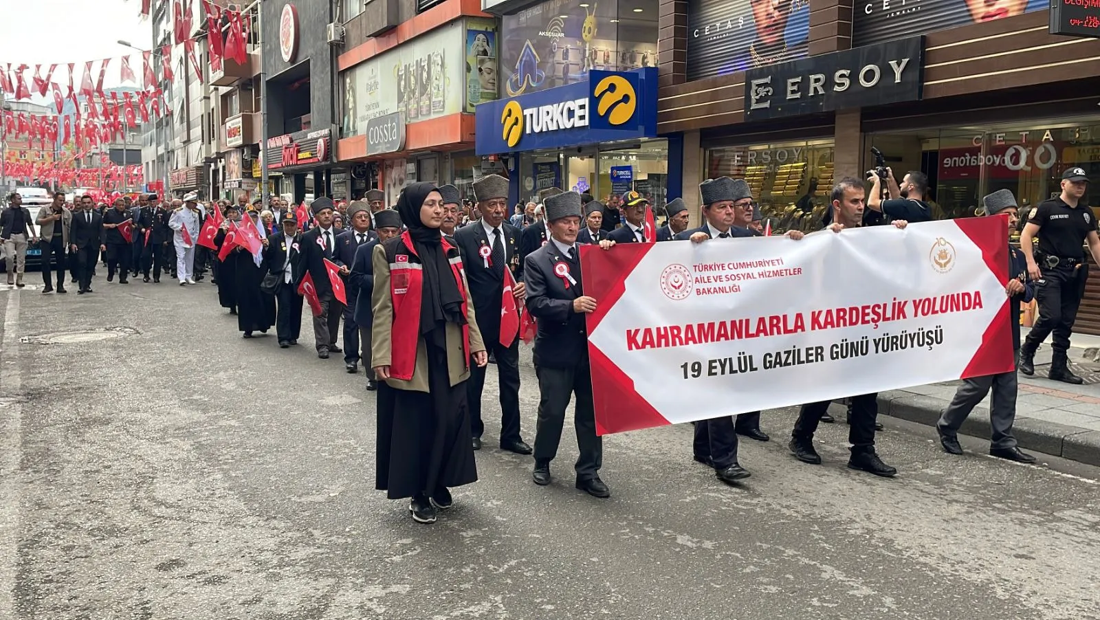 Zonguldak’ta 19 Eylül Gaziler Günü kapsamında protokol üyeleri, gaziler ve vatandaşların katılımıyla kortej yürüyüşü gerçekleştirildi.