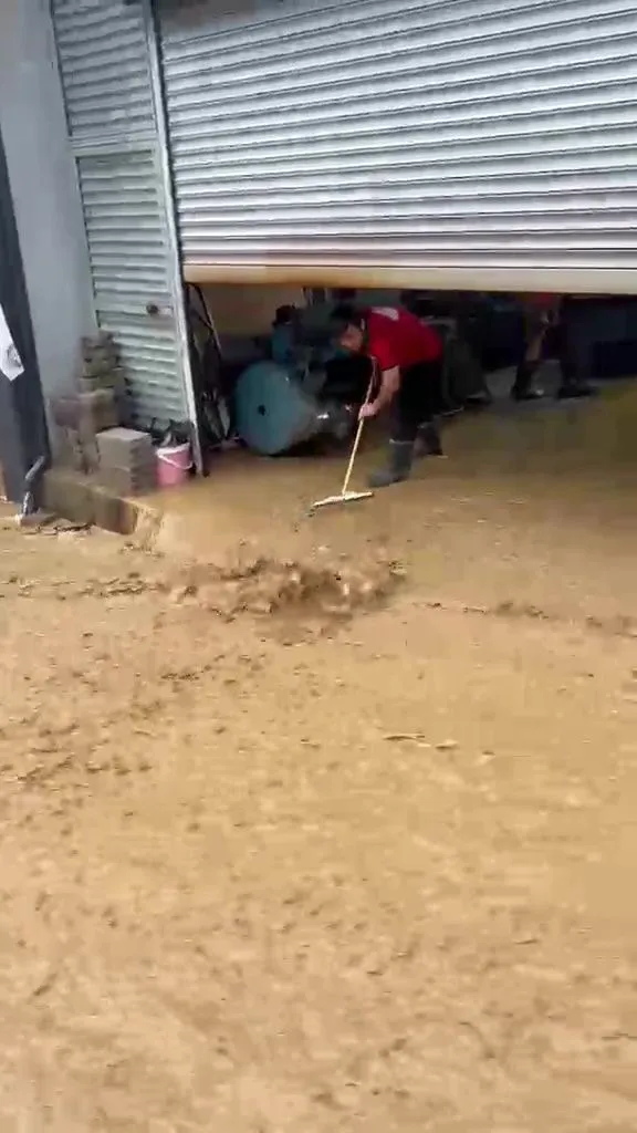 Meteoroloji Genel Müdürlüğünün şiddetli yağış uyarılarının ardından Zonguldak'ta beklenen sağanak etkisini gösterdi. Gün boyu aralıksız süren yağmur, kentte hayatı olumsuz etkilerken taşkınlara ve maddi hasara yol açtı.