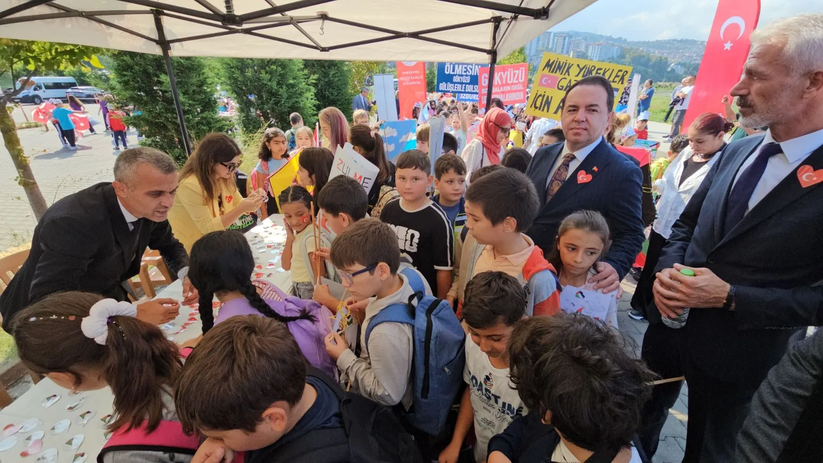 Zonguldak'ta bir araya gelen öğrenciler, Orta Doğu'da devam eden çatışmalardan etkilenen akranlarına destek olmak amacıyla anlamlı bir buluşmaya imza attı. Kozlu sahil şeridinde düzenlenen programda, çatışma ve savaş koşullarında temel haklarından mahrum kalan çocuklara dikkat çekildi.