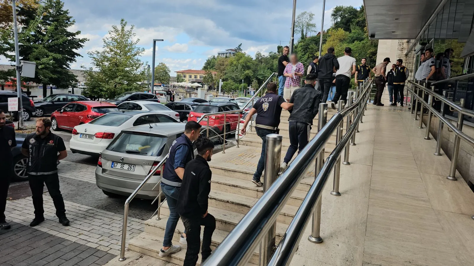 Zonguldak'ın Kilimli ilçesinde ruhsatsız olarak işletilen maden ocağında 41 yaşındaki işçinin yüksekten düşerek hayatını kaybetmesiyle ilgili gözaltına alınan 5 kişi adliyeye sevk edildi.