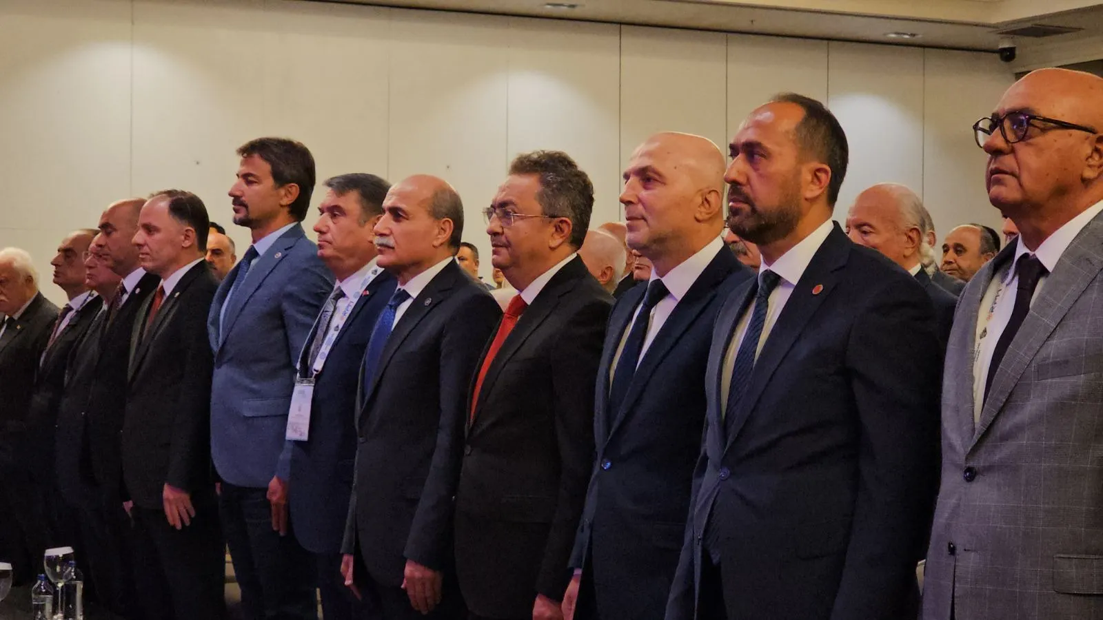 TMMOB Maden Mühendisleri Odası tarafından organize edilen 24. Uluslararası Kömür Kongresi ve Sergisi, İstiklal Marşı'nın okunması ve saygı duruşu ile başladı.