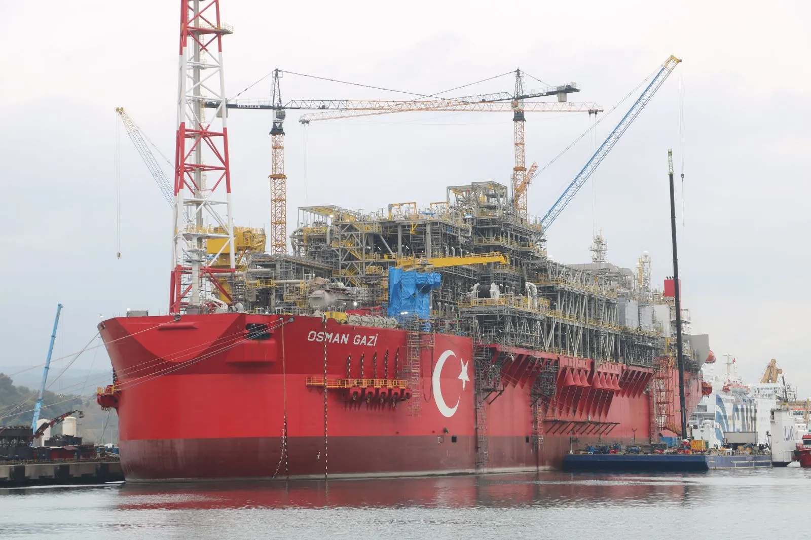 Enerji ve Tabii Kaynaklar Bakanı Alparslan Bayraktar, Osman Gazi Yüzer Üretim Platformu’nun devreye girmesiyle üretilecek gazın bugünkü fiyatlarla günlük yaklaşık 10 milyon dolar, yıllık ise 3,5 milyar dolarlık ekonomik büyüklüğe karşılık geleceğini söyledi. Bayraktar, platformla birlikte Sakarya Gaz Sahası’nda 8 milyon hanenin doğal gaz ihtiyacını karşılayacak üretim seviyesine ulaşılacağını açıkladı.