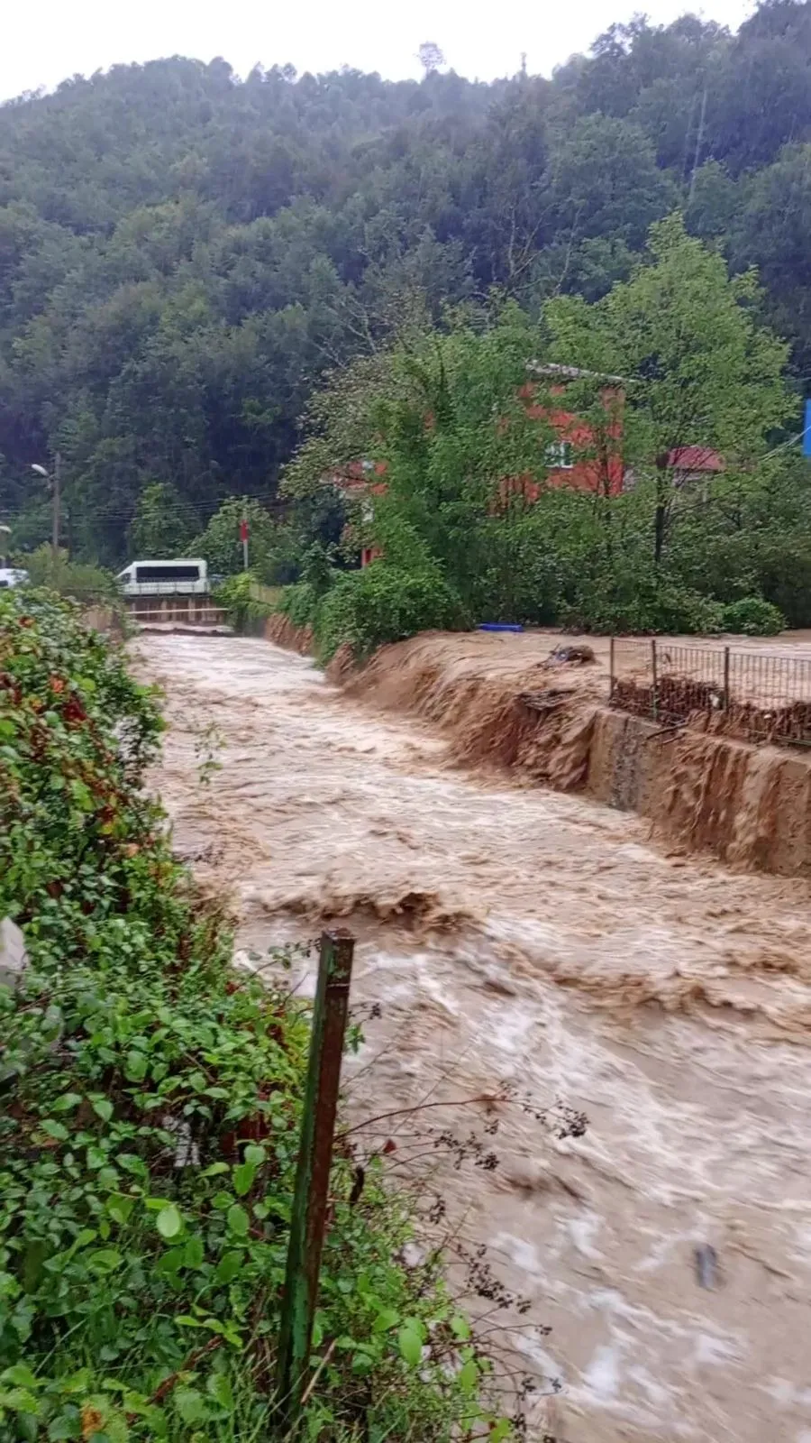 Meteoroloji Genel Müdürlüğünün şiddetli yağış uyarılarının ardından Zonguldak'ta beklenen sağanak etkisini gösterdi. Gün boyu aralıksız süren yağmur, kentte hayatı olumsuz etkilerken taşkınlara ve maddi hasara yol açtı.