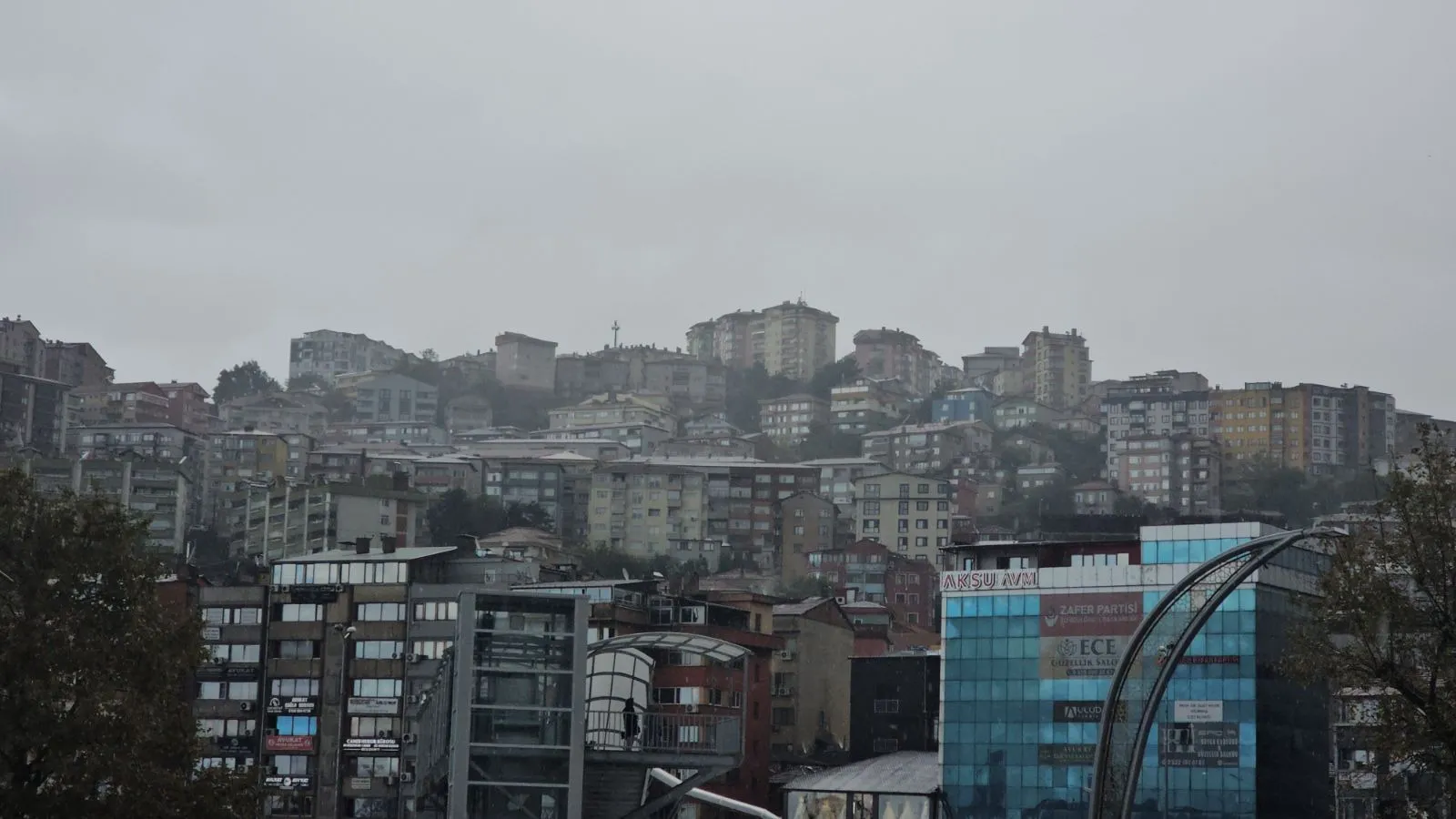 Haftanın ilk gününde Zonguldak'ta aniden bastıran kuvvetli sağanak ve beraberinde etkili olan şiddetli rüzgar günlük yaşamı zorlaştırdı.