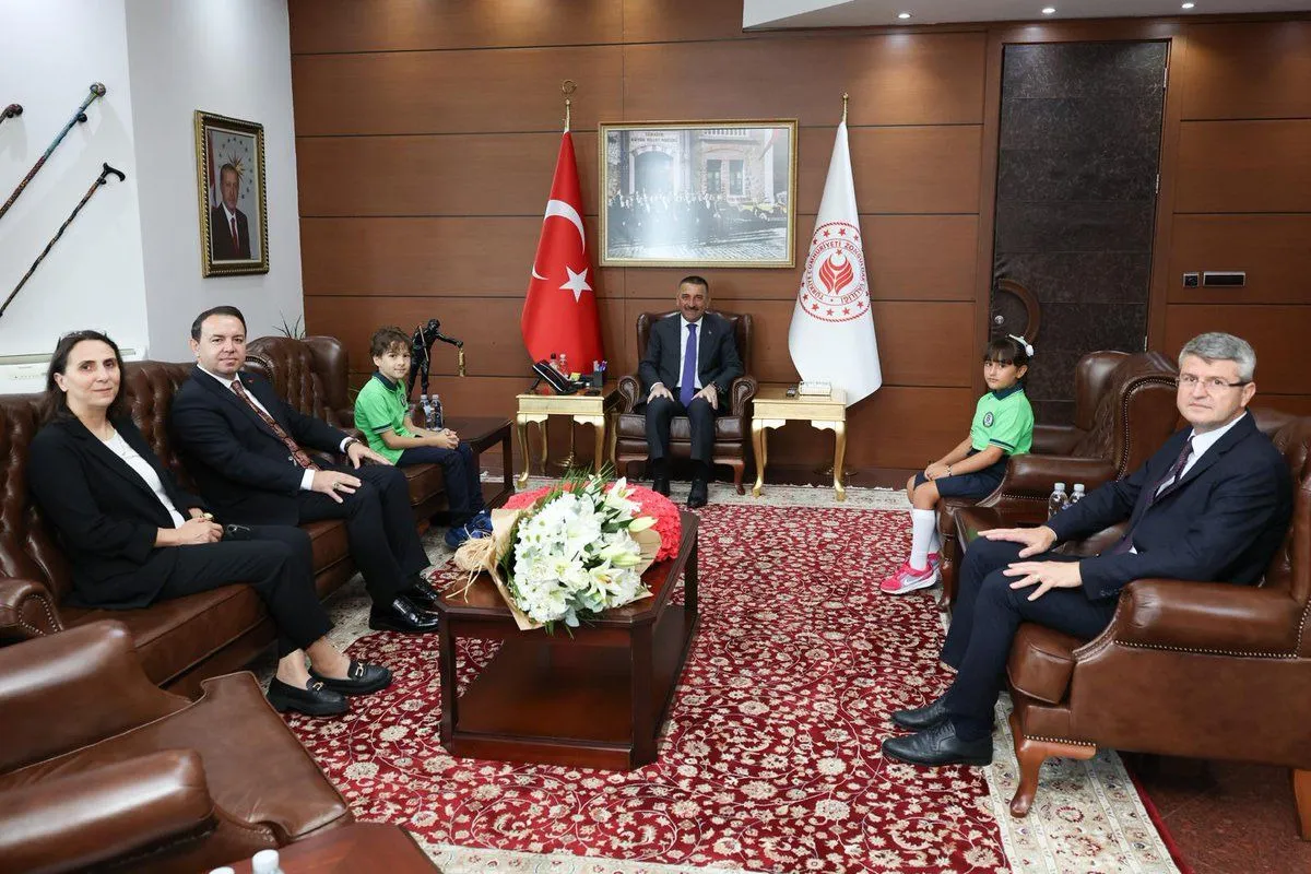 Zonguldak Valisi Osman Hacıbektaşoğlu, 2026-2027 eğitim-öğretim yılının başlaması dolayısıyla makamında minik öğrencileri ve eğitimcileri ağırladı.