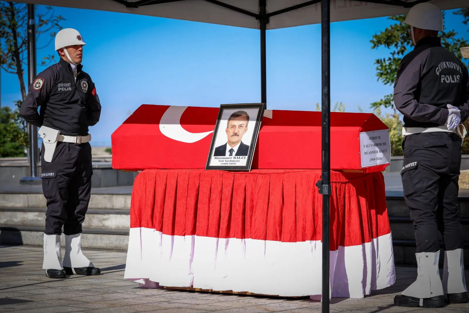 Geçirdiği rahatsızlık sonucu hayatını kaybeden Zonguldak Vali Yardımcısı Muammer Balcı için Zonguldak Valiliği önünde resmi veda töreni düzenlendi.
