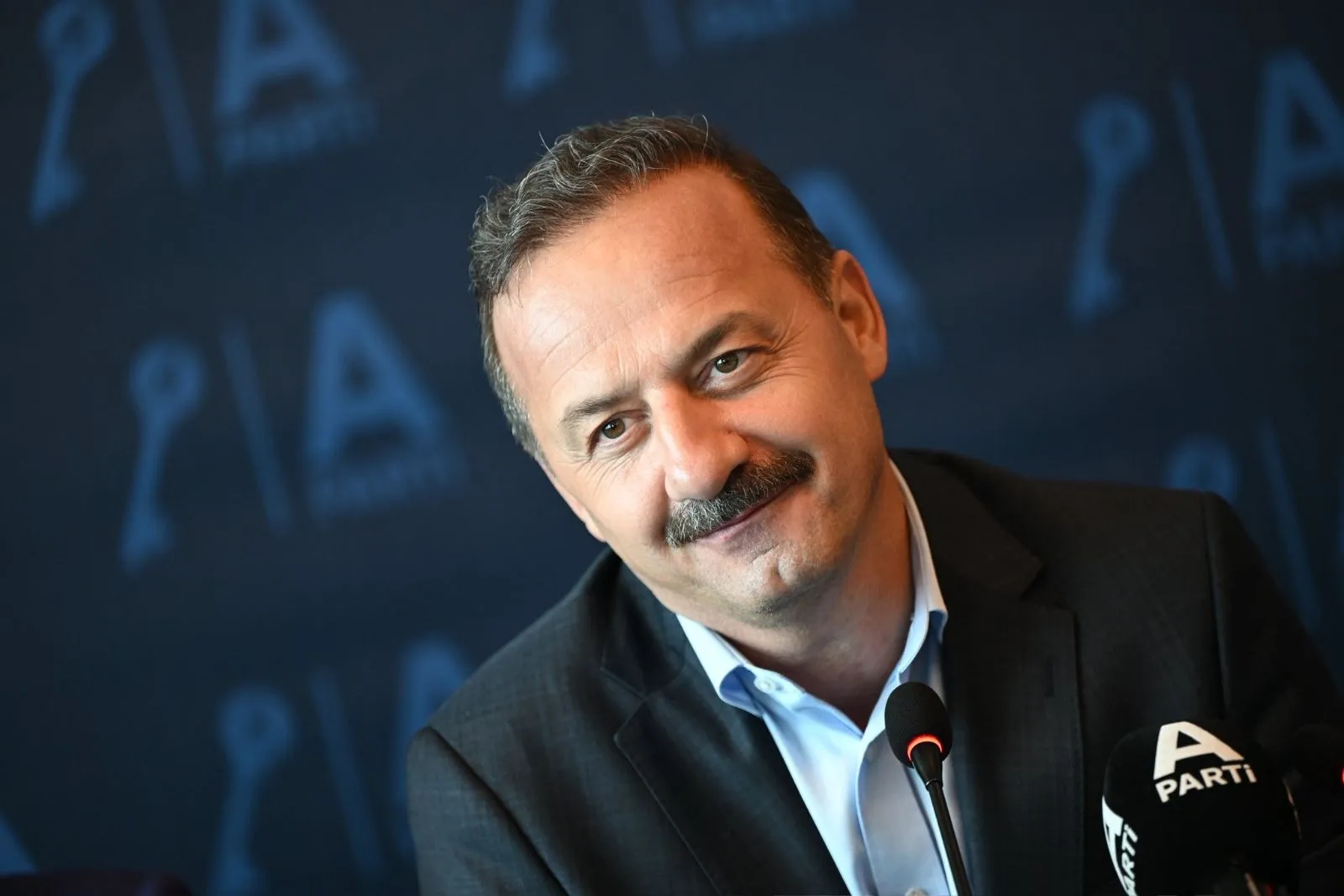 Anahtar Parti Genel Başkanı Yavuz Ağıralioğlu, partisinin Zonguldak programı kapsamında düzenlenen basın toplantısında ulusal ve yerel medya temsilcileriyle bir araya geldi.