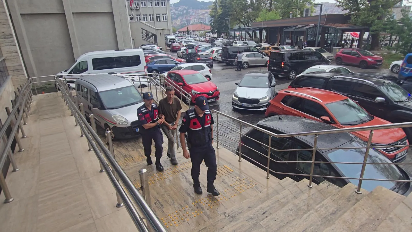 Zonguldak’ta 17 yaşındaki kızlarını darp edip zincirledikleri iddiasıyla gözaltına alınan anne ve baba tutuklandı, dört kardeş devlet korumasına alındı.