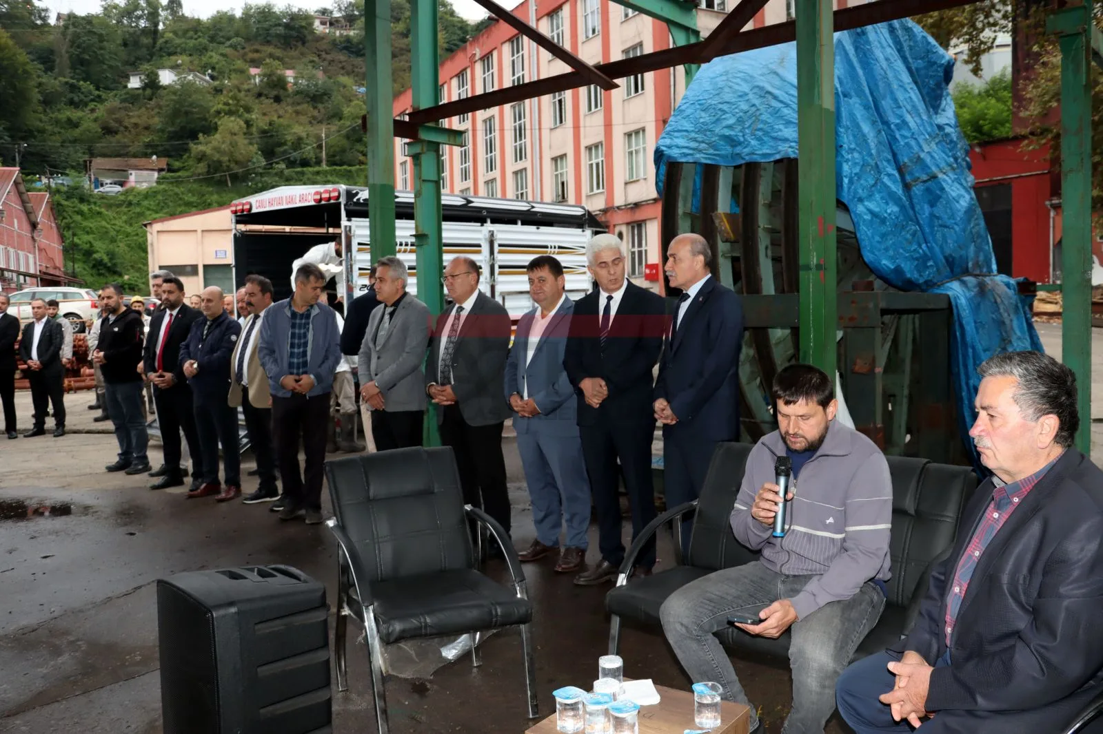 Türkiye Taşkömürü Kurumu (TTK) Karadon Müessese Müdürlüğü’nün geçici olarak üretimin durdurulmasının ardından yeniden üretime açılması ve Kilimli İşletmesi’ne bağlı maden ocağında bulunan 3. Kartiye’de yeni açılan pano üretim ayağı için kazasız üretim dileğiyle dualar okunarak kurban kesildi.