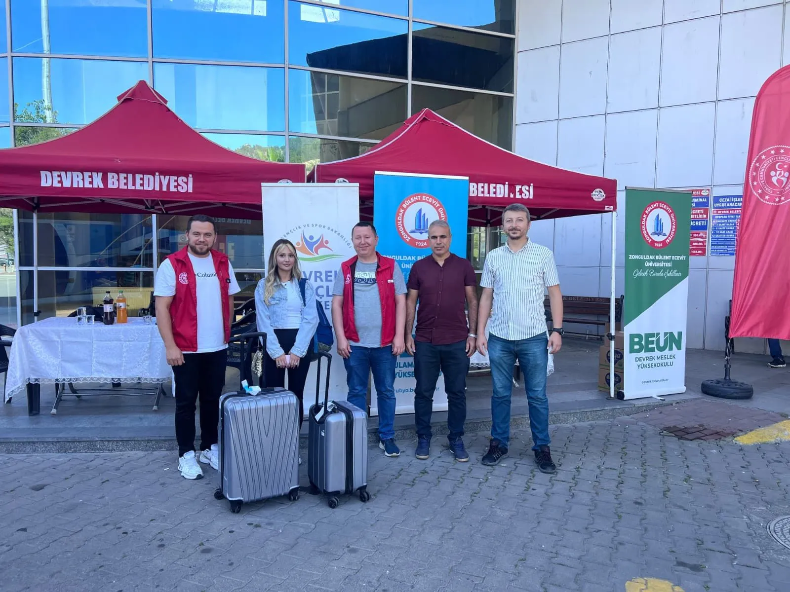 - Üniversitelerin yeni eğitim yılına başlamasına sayılı günler kala Zonguldak’ta öğrenci hareketliliği başladı. Kente gelen öğrenciler otogarda karşılanırken, yurtlarda da yeni dönem hazırlıkları sürüyor.