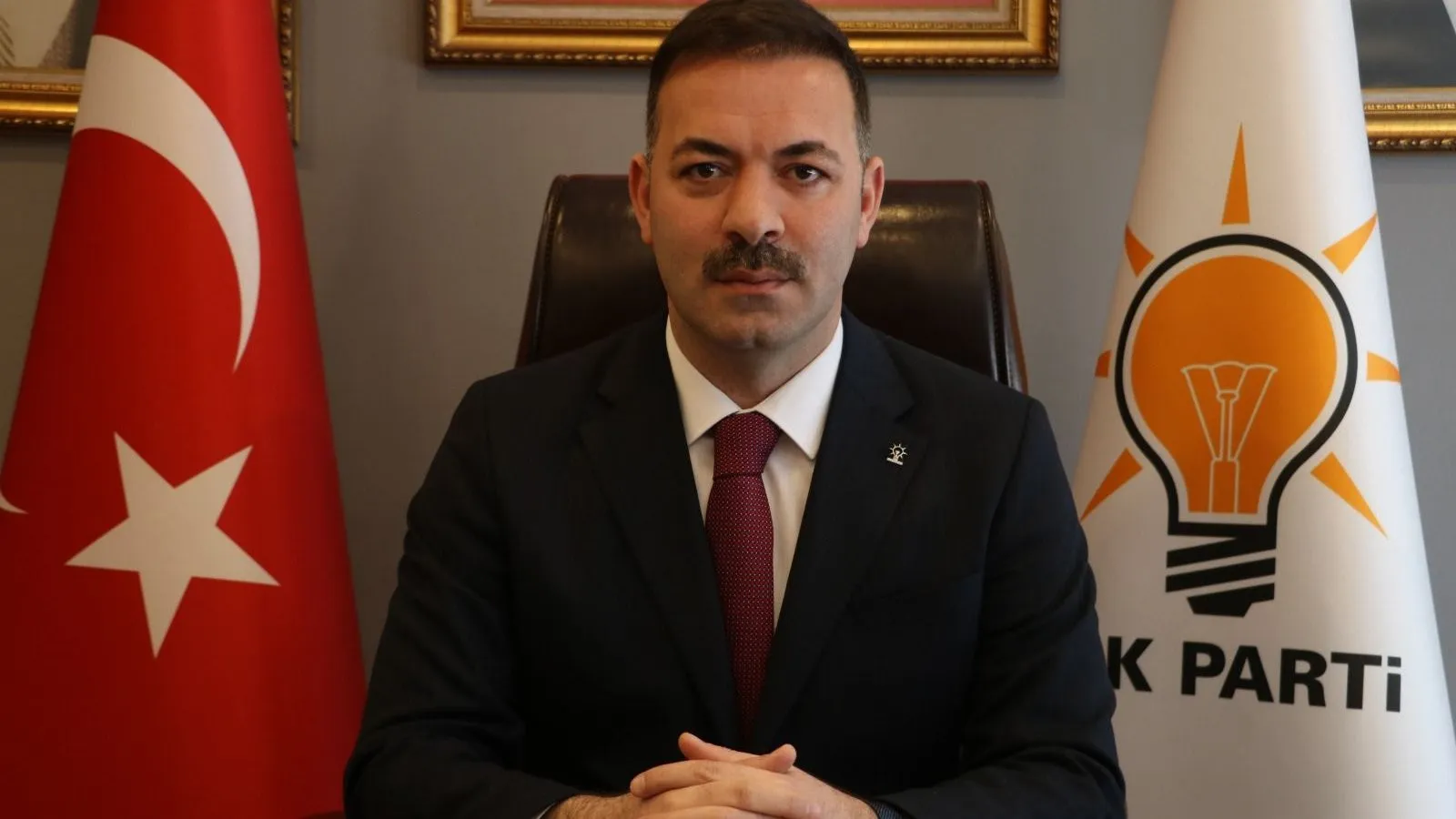 AK Parti Zonguldak İl Başkanı Mustafa Çağlayan, Zonguldak Belediyesi'nin yol onarım çalışmalarıyla ilgili açıklamalarına resmi belgelerle yanıt verdi. Çağlayan, belediyenin bozulan yollar için 6 milyon 338 bin TL ödenek almasına rağmen yapım işini gerçekleştirmediğini belirtti.