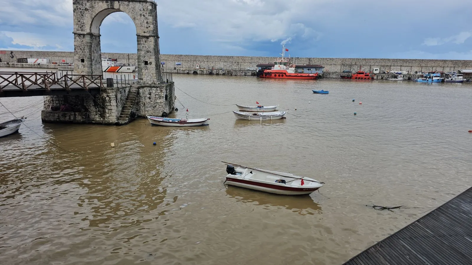 Zonguldak'ta dün gün boyunca etkisini gösteren şiddetli yağmurun ardından kentin derelerinden akan taşkın suları liman bölgesinde kirliliğe yol açtı.