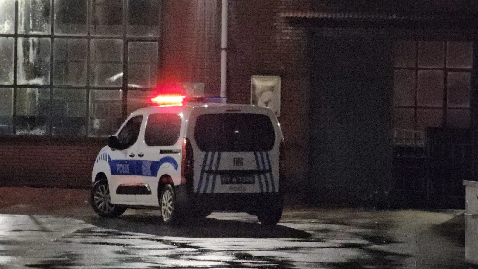 TTK Kozlu Müessese Müdürlüğü’nde yerin yaklaşık 400 metre altında siloya düşen 27 yaşındaki Ufuk Demir, bir süre nefessiz kaldı. Kalbi duran Demir, yapılan müdahaleyle yeniden hayata döndürüldü. Yoğun bakımda tedavisi süren işçinin yaşam destek ünitesine bağlı olduğu açıklandı.
