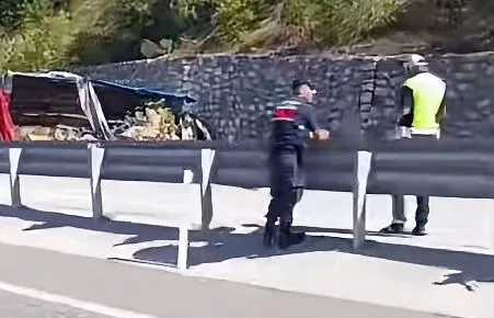 Zonguldak'ın Devrek ilçesinde freni boşalan tırın kontrolden çıkarak istinat duvarına çarpması sonucu meydana gelen feci kazada, aracı kullanan baba hayatını kaybederken 24 yaşındaki oğlu yaralandı.