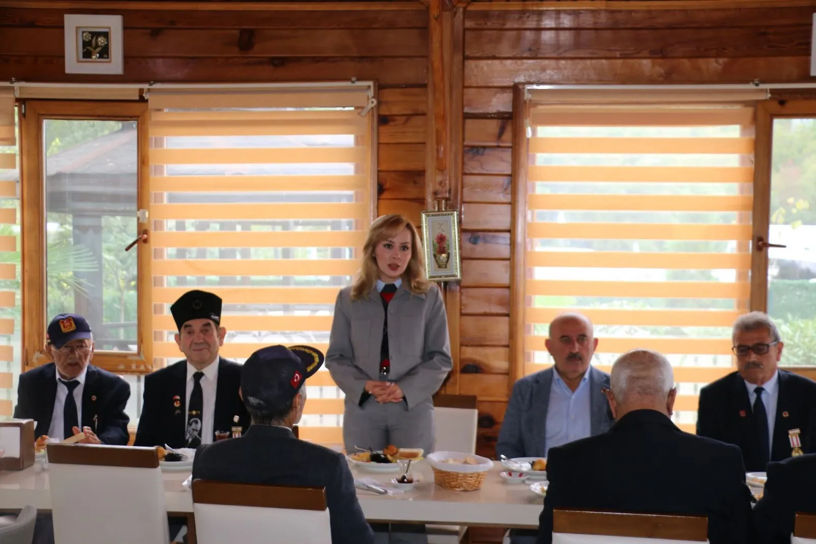 Zonguldak’ın Devrek ilçesinde 19 Eylül Gaziler Günü dolayısıyla muharip ve Güneydoğu gazileri için kahvaltı programı düzenlendi.