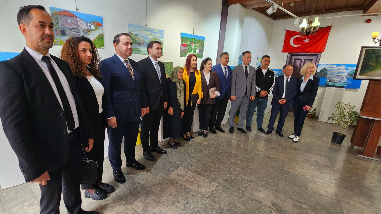 Ekranda izlediği resim programlarıyla içindeki sanat tutkusunu keşfeden 81 yaşındaki Şahinde Ermiş, tam 20 yıllık bir aradan sonra fırçasından dökülenleri yeniden sanatseverlerin beğenisine sundu. Eşini genç yaşta kaybetmesinin ardından hayata resim yaparak tutunan Ermiş, kendi çabasıyla öğrendiği sanatında ikinci kez sergi açmanın gururunu yaşıyor.