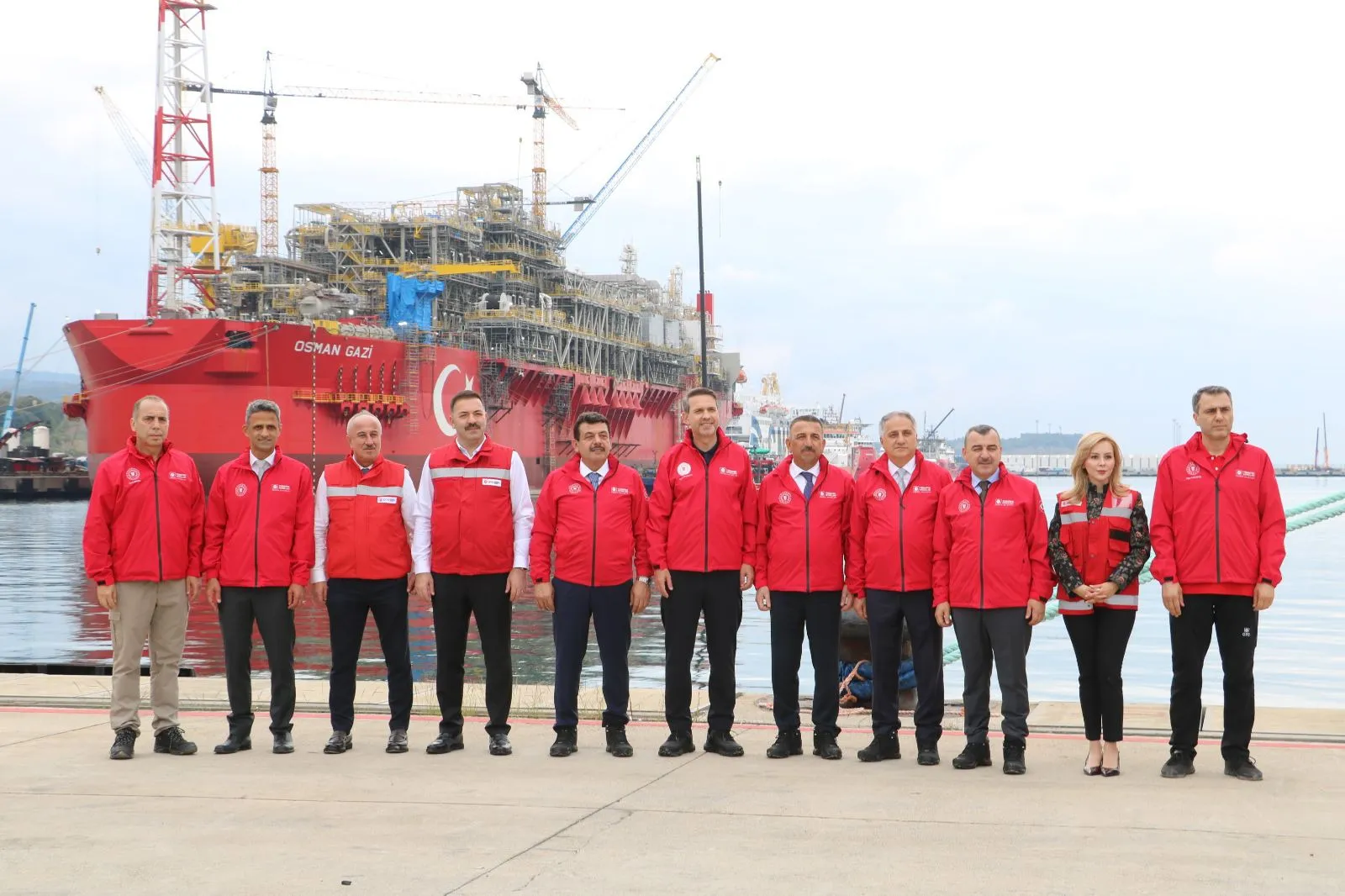 Enerji ve Tabii Kaynaklar Bakanı Alparslan Bayraktar, Osman Gazi Yüzer Üretim Platformu’nun devreye girmesiyle üretilecek gazın bugünkü fiyatlarla günlük yaklaşık 10 milyon dolar, yıllık ise 3,5 milyar dolarlık ekonomik büyüklüğe karşılık geleceğini söyledi. Bayraktar, platformla birlikte Sakarya Gaz Sahası’nda 8 milyon hanenin doğal gaz ihtiyacını karşılayacak üretim seviyesine ulaşılacağını açıkladı.