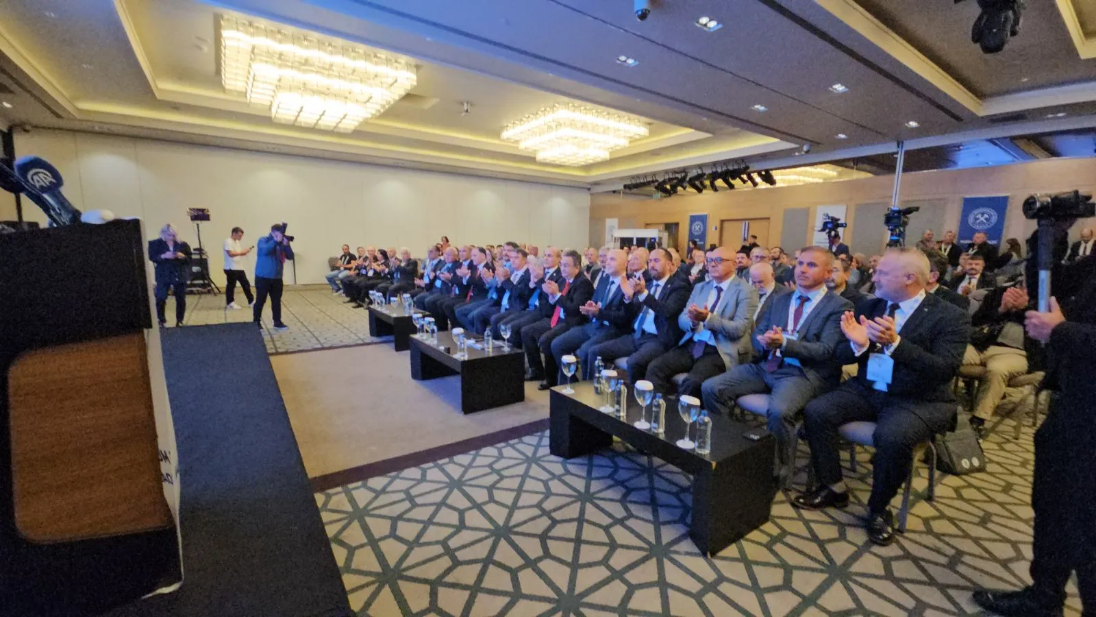 TMMOB Maden Mühendisleri Odası tarafından organize edilen 24. Uluslararası Kömür Kongresi ve Sergisi, İstiklal Marşı'nın okunması ve saygı duruşu ile başladı.