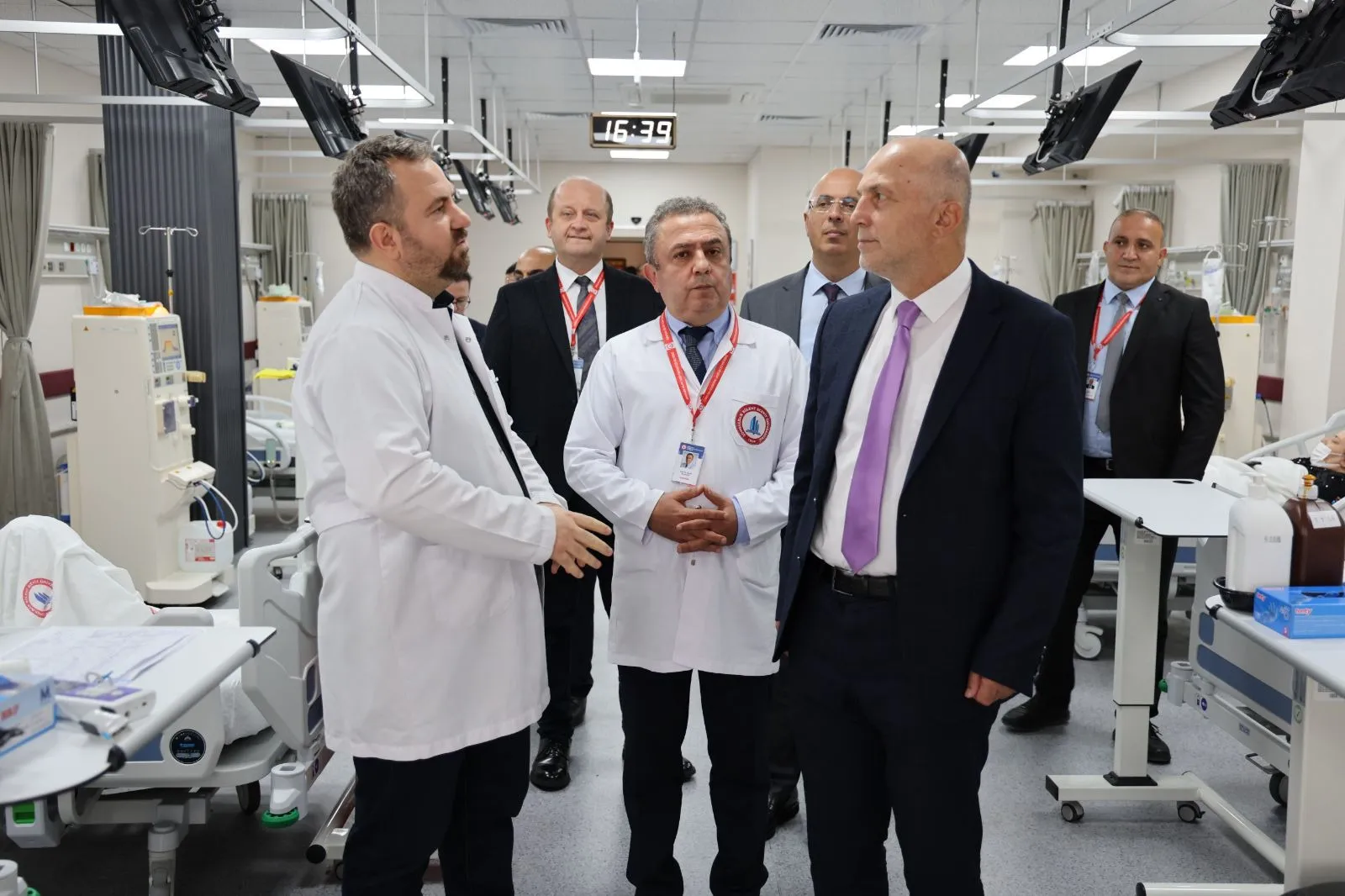 Zonguldak Bülent Ecevit Üniversitesi (BEUN) Rektörü Prof. Dr. Ahmet Ulusoy, BEUN Hastanesini ziyaret ederek yürütülen yenileme ve sağlık hizmeti çalışmalarını yerinde inceleyip görev başındaki sağlık personeline başarı ve kolaylıklar diledi.