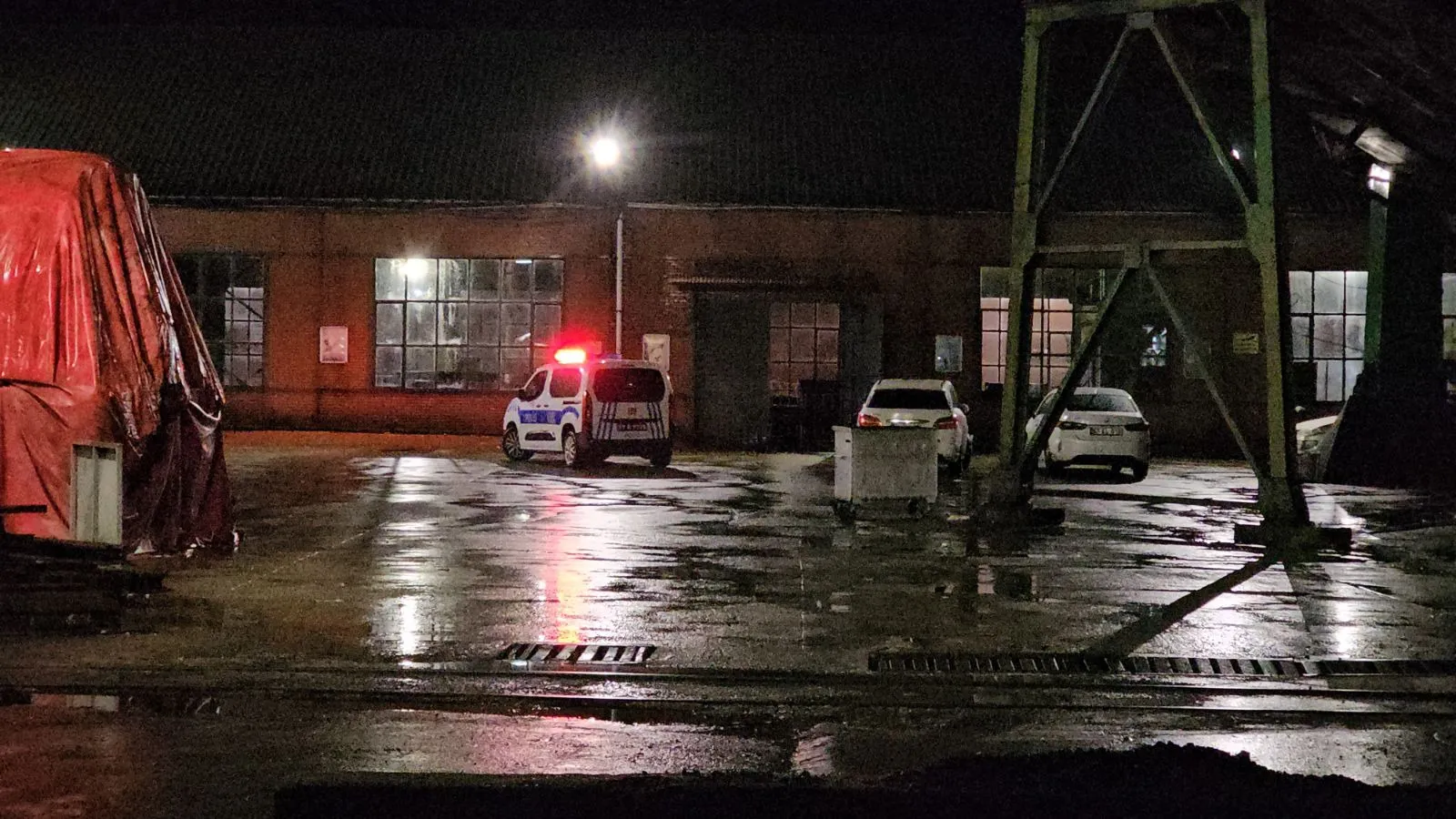 TTK Kozlu Müessese Müdürlüğü’nde yerin yaklaşık 400 metre altında siloya düşen 27 yaşındaki Ufuk Demir, bir süre nefessiz kaldı. Kalbi duran Demir, yapılan müdahaleyle yeniden hayata döndürüldü. Yoğun bakımda tedavisi süren işçinin yaşam destek ünitesine bağlı olduğu açıklandı.