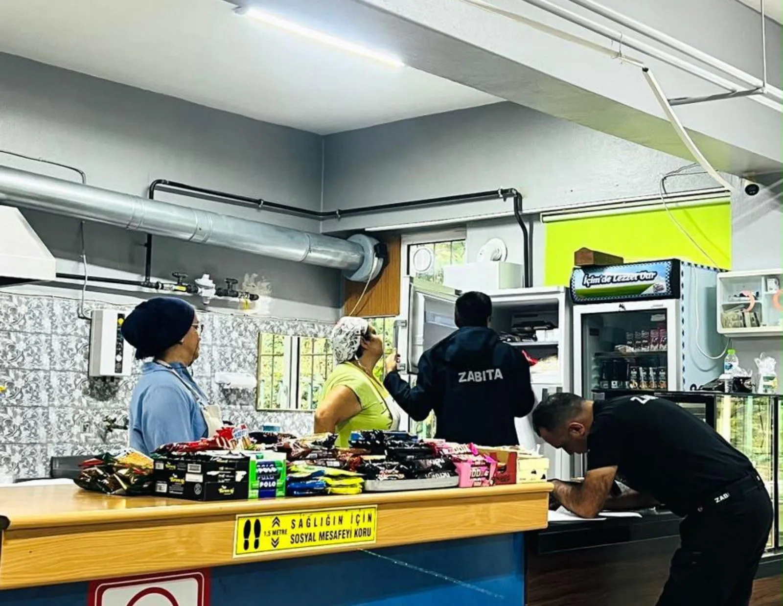 Kilimli Belediyesi Zabıta Müdürlüğü ekipleri, ilçedeki okul kantinlerinde hijyen ve fiyat kontrolü gerçekleştirdi.