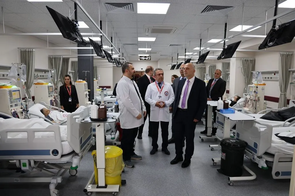 Zonguldak Bülent Ecevit Üniversitesi (BEUN) Rektörü Prof. Dr. Ahmet Ulusoy, BEUN Hastanesini ziyaret ederek yürütülen yenileme ve sağlık hizmeti çalışmalarını yerinde inceleyip görev başındaki sağlık personeline başarı ve kolaylıklar diledi.