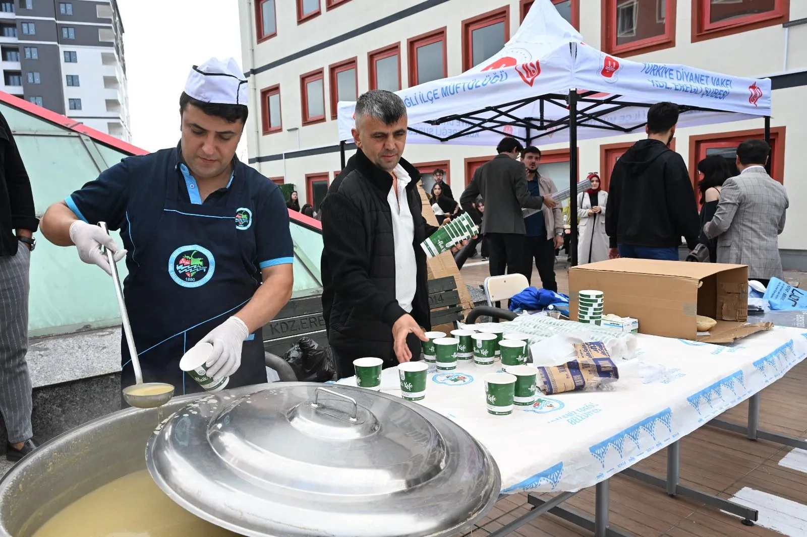 Kdz. Ereğli Belediyesi, Bülent Ecevit Üniversitesi (BEÜ) Kdz. Ereğli Meslek Yüksekokulu’na yeni kayıt yaptıran ve oryantasyon eğitimlerine başlayan üniversite öğrencilerini sıcak çorbayla karşıladı.