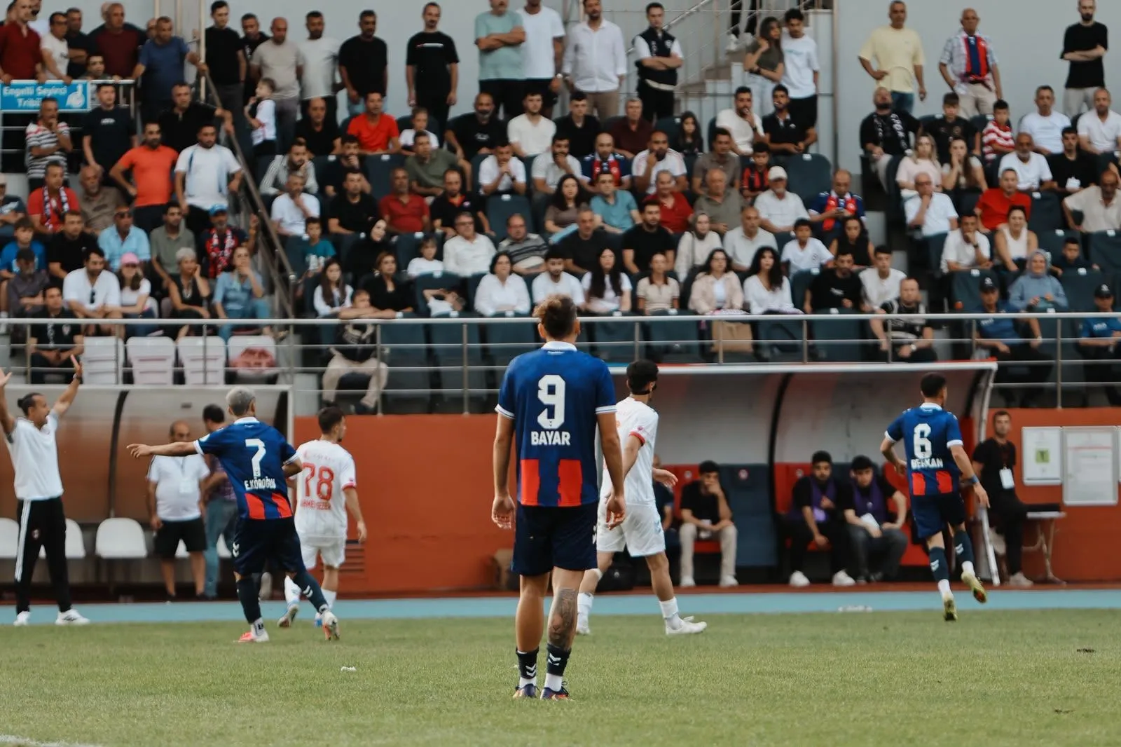 TFF 3. Lig'in 2. haftasındaki Batı Karadeniz derbisinde Zonguldakspor, sahasında ağırladığı Karabük İdmanyurdu Spor'a son dakikada yediği golle 2-1 mağlup oldu.