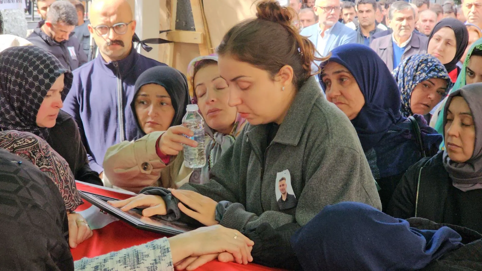 Demir’in iki aylık hamile eşi Ezgi Demir’in tabut başındaki sözleri cenazeye katılanları üzdü.