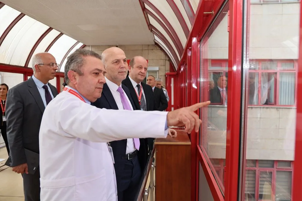 Zonguldak Bülent Ecevit Üniversitesi (BEUN) Rektörü Prof. Dr. Ahmet Ulusoy, BEUN Hastanesini ziyaret ederek yürütülen yenileme ve sağlık hizmeti çalışmalarını yerinde inceleyip görev başındaki sağlık personeline başarı ve kolaylıklar diledi.