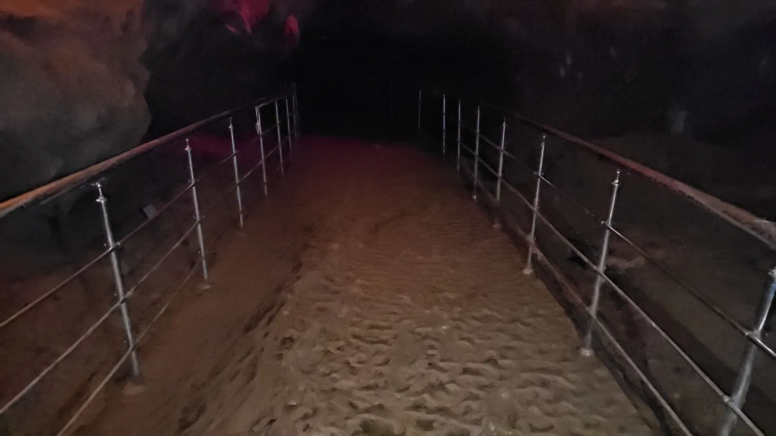 Şiddetli yağışlar, 350 milyon yıllık geçmişe sahip Gökgöl Mağarası'nı da olumsuz etkiledi. Yağmurların ardından mağara içinden geçen derenin taşması sonucu sular altında kalan doğa harikası, biriken çamur ve balçık nedeniyle geçici olarak ziyarete kapatıldı.