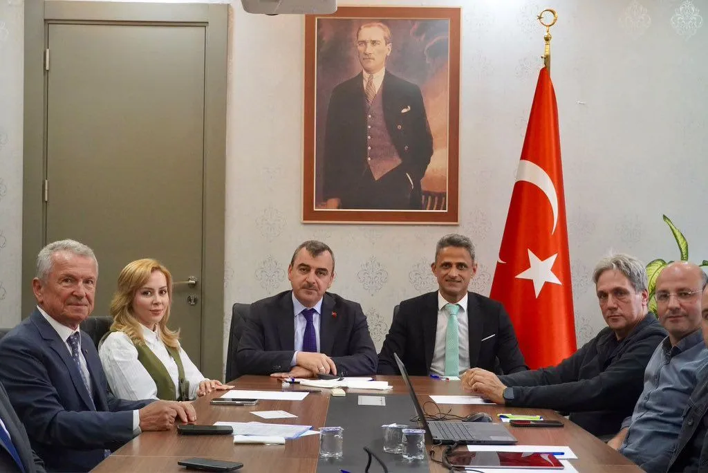 Karadeniz'i İç Anadolu'ya bağlayan güzergahta yer alan Bartın-Ankara Karayolu projesinde, trafiği büyük ölçüde rahatlatacak Gökçebey-Saltukova etabı için üst düzey bir zirve gerçekleştirildi. Bölgenin ulaşım kaderini etkileyecek projenin detayları ve yol haritası tüm yönleriyle ele alındı.