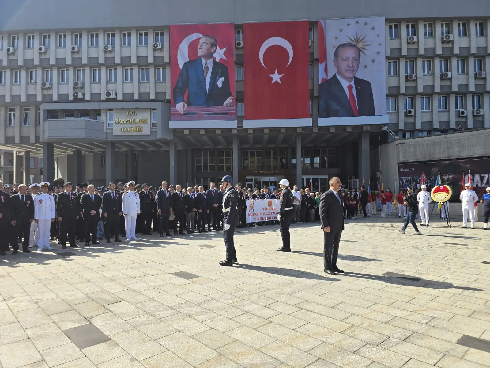 Zonguldak’ta 19 Eylül Gaziler Günü dolayısıyla Atatürk Anıtı’nda tören gerçekleştirildi. Törende protokol üyeleri anıta çelenk bıraktı, şehitler ve hayatını kaybeden gaziler anıldı.