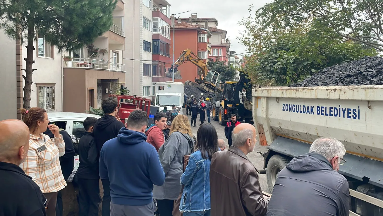 Zonguldak’ta yaklaşık iki aydır boş durumda bulunan 5 katlı binanın kontrollü yıkımına geçildi. Çatlaklar nedeniyle yıkılmasına karar verilen binanın çevresindeki iki yapıda bulunan 14 daire de güvenlik gerekçesiyle tahliye edildi.