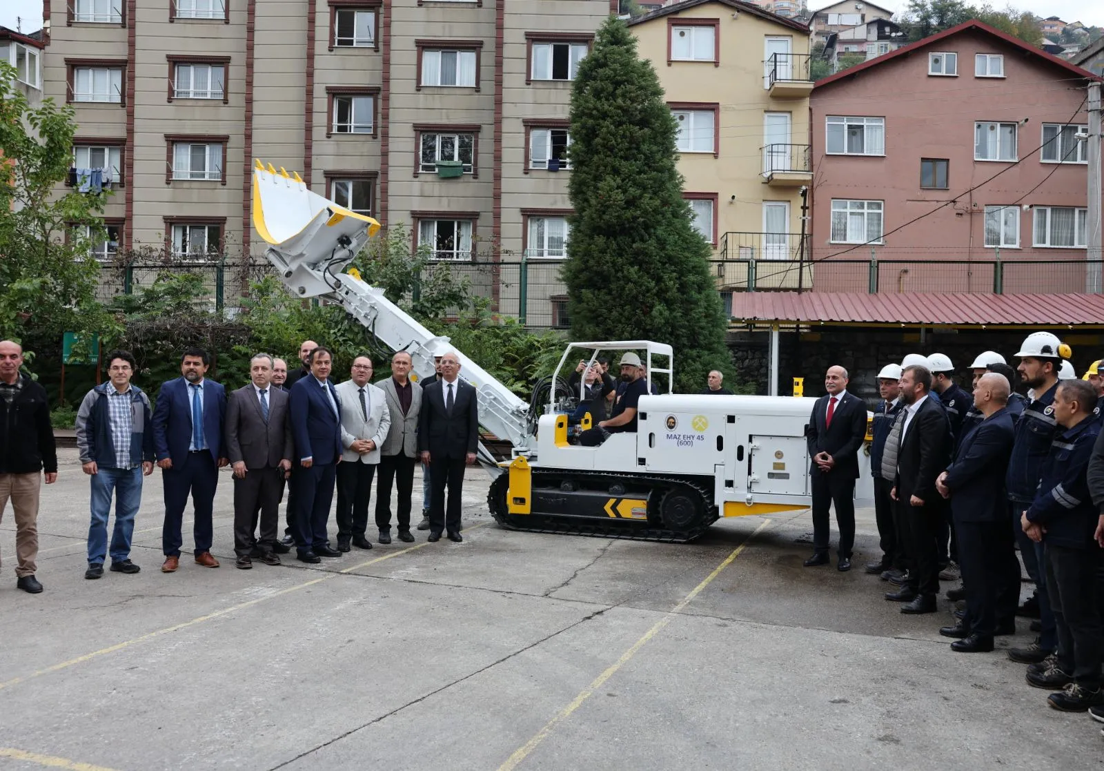 Zonguldak'ta Türkiye Taşkömürü Kurumu (TTK) ve Bülent Ecevit Üniversitesi (BEUN) tarafından geliştirilen yerli elektrohidrolik yükleyicinin açılışı yapıldı.