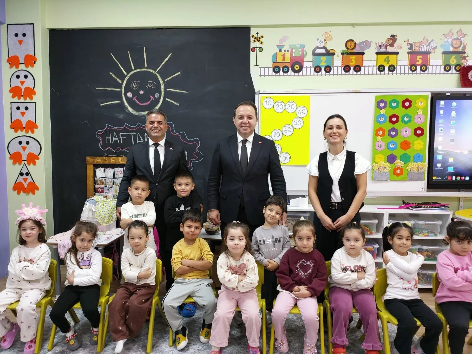 Zonguldak İl Milli Eğitim Müdürü Uygar Keskin, ziyaret ettiği Gazi Ortaokulunda öğrencilerle sohbet ederek eğitim hayatına ilişkin düşüncelerini ve beklentilerini dinledi.