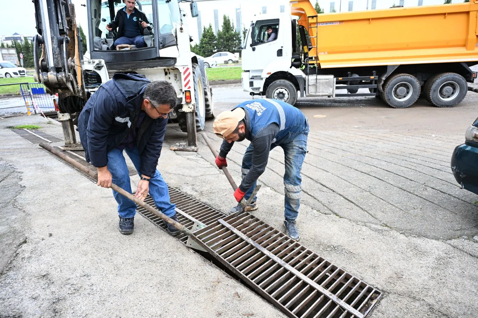 Zonguldak'ta bu gece yarısından itibaren etkili olacak aşırı yağışlar ve şiddetli fırtına öncesi Kdz. Ereğli Belediye Başkanı Halil Posbıyık kriz masasını topladı, ekipler teyakkuza geçirildi.