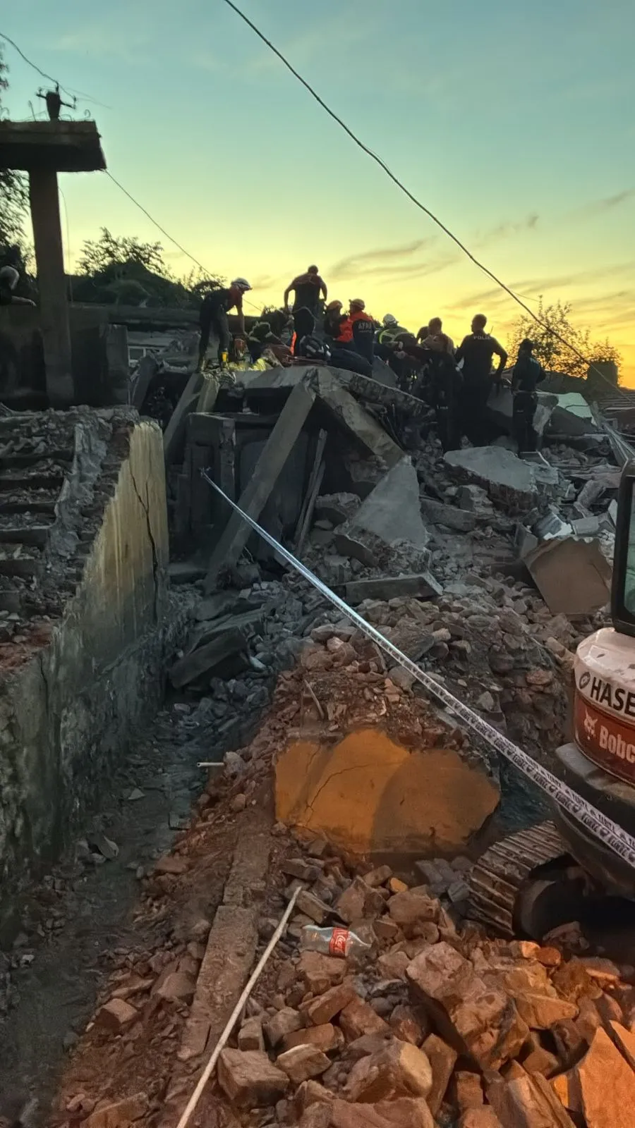 Zonguldak'ta 2 katlı betonarme binanın çökmesi sonucu 74 yaşındaki Türkan Akçaharman Özhan hayatını kaybetti, kardeşi Kenan Akçaharman (68) yaralı kurtarıldı. Olay sırasında diğer kardeşleri Kemal Akçaharman'ın dışarıda olduğu öğrenildi.