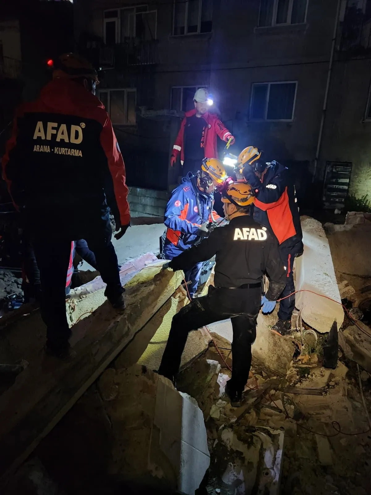 Zonguldak'ta 2 katlı betonarme binanın çökmesi sonucu 74 yaşındaki Türkan Akçaharman Özhan hayatını kaybetti, kardeşi Kenan Akçaharman (68) yaralı kurtarıldı. Olay sırasında diğer kardeşleri Kemal Akçaharman'ın dışarıda olduğu öğrenildi.
