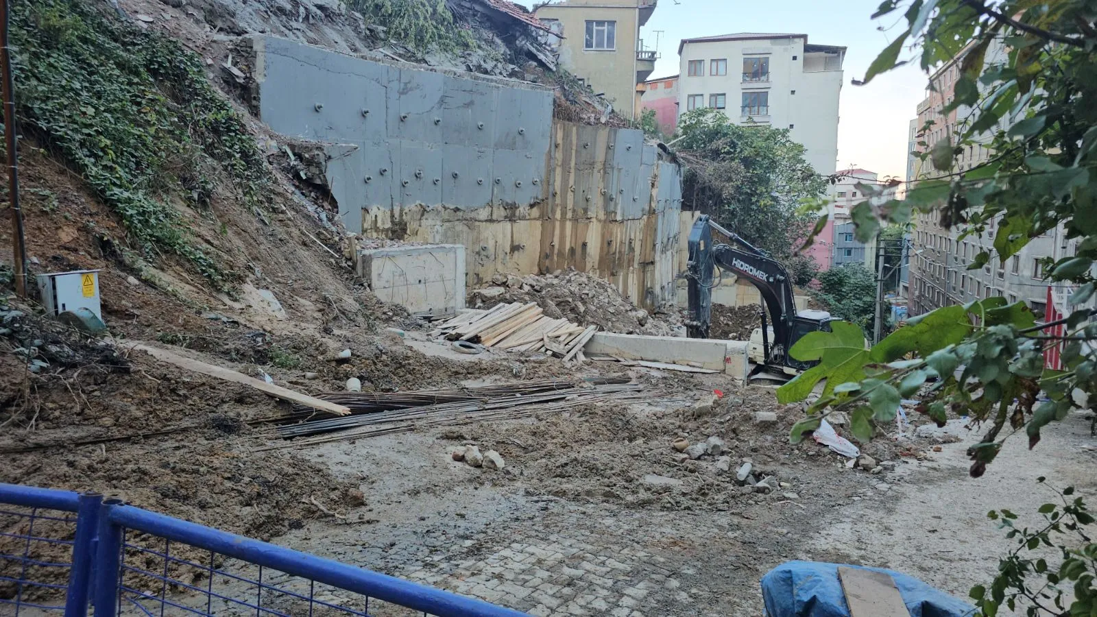 Zonguldak'ta bir kadının yaşamını yitirdiği, kardeşinin yaralandığı bina çökmesine ilişkin soruşturmada yeni ayrıntılar açıklandı. Cumhuriyet Başsavcılığı, binanın bitişiğindeki yapıda yıkım çalışması yürütüldüğünü bildirirken, olayla bağlantılı 3 kişi hakkında gözaltı kararı verdi.