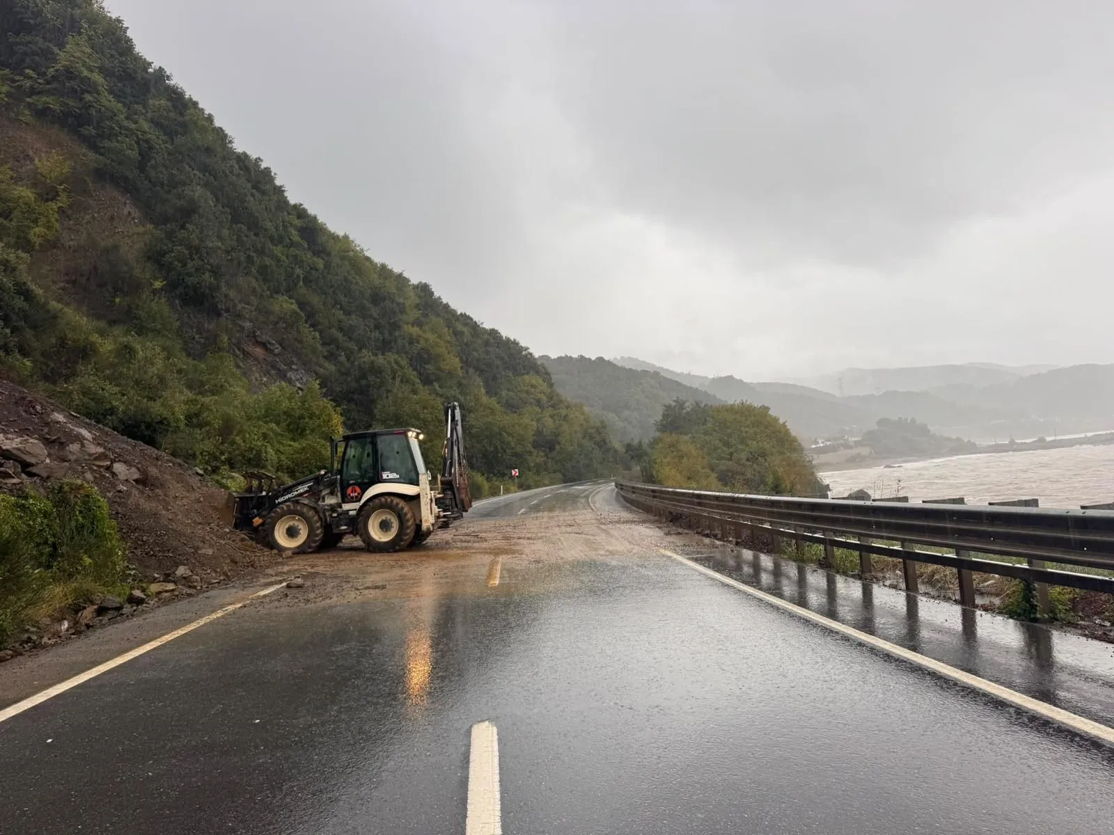Zonguldak'ta etkili olan sağanakta Karadeniz Ereğli'de yağış miktarı 122 milimetreye yükseldi. Kent genelinde 94 ihbar kayıtlara geçerken, Valilik yağışların gece saatlerine kadar sürebileceğini belirterek vatandaşlardan tedbirli olmalarını istedi.