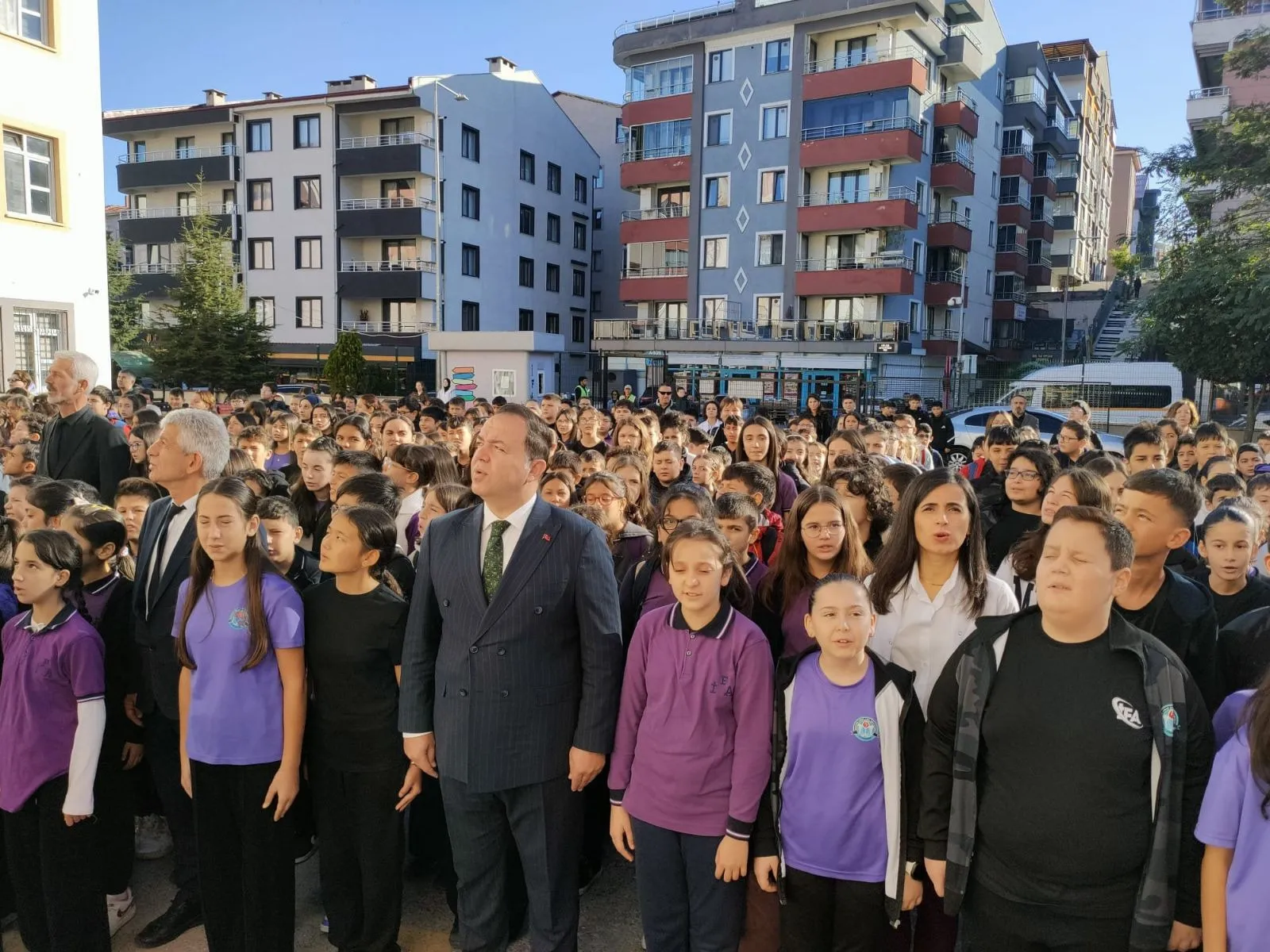 Zonguldak İl Milli Eğitim Müdürü Uygar Keskin, İbrahim Fikri Anıl Ortaokulunda düzenlenen bayrak törenine katılarak öğrenci ve öğretmenlerle bir araya geldi.