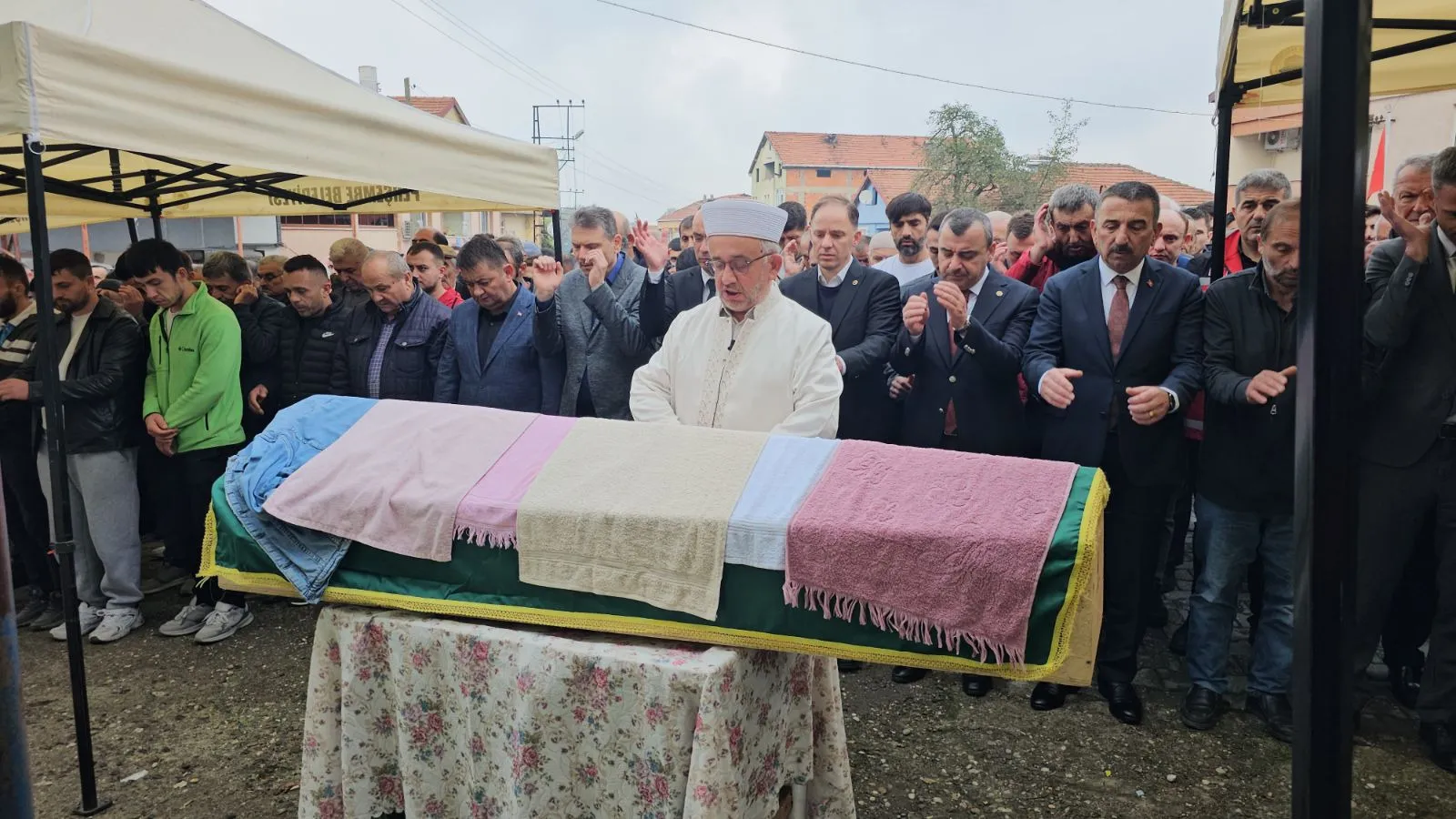 3 yıllık madenci cengizhan bükrübaş'ın cenazesi toprağa verildi