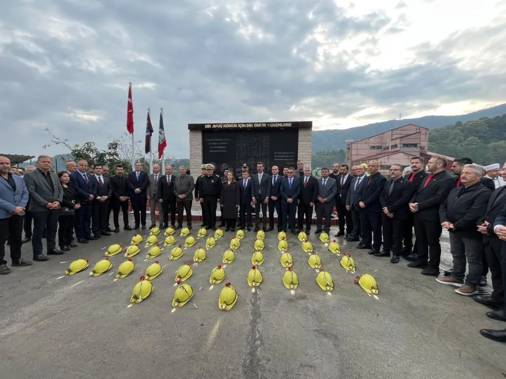 Türkiye Taşkömürü Kurumu (TTK) Amasra Müessese Müdürlüğü’ne ait ocakta 14 Ekim 2022 tarihinde meydana gelen grizu faciasında hayatlarını kaybeden 43 maden şehidi, facianın yıldönümünde dualarla anıldı.