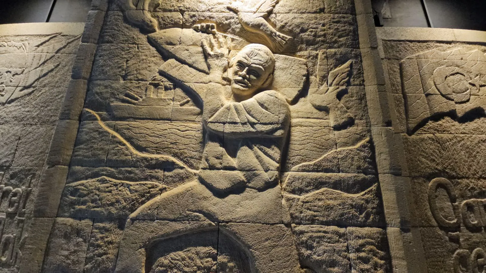 Zonguldak'ta Çanakkale şehitliklerinden getirilen Türk bayrağı, Gazi Mustafa Kemal Ortaokulunda düzenlenen törenle sergilenmeye başlandı. Bayrak için hazırlanan alanda, 20 öğrencinin yaklaşık 2,5 ayda tamamladığı ve merkezinde Seyit Onbaşı'nın yer aldığı "Çanakkale Muharebeleri" rölyefinin de açılışı yapıldı.