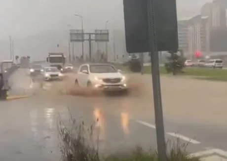 Zonguldak'ta etkili olan kuvvetli sağanak nedeniyle mazgallar taştı, sahil yolu ve bazı kavşaklar suyla kaplandı. Biriken yağmur suları nedeniyle araçlar ilerlemekte güçlük çekerken, bazı otomobiller arızalandı. Teoman Duralı Tünellerinde ise ulaşım kontrollü sağlandı.