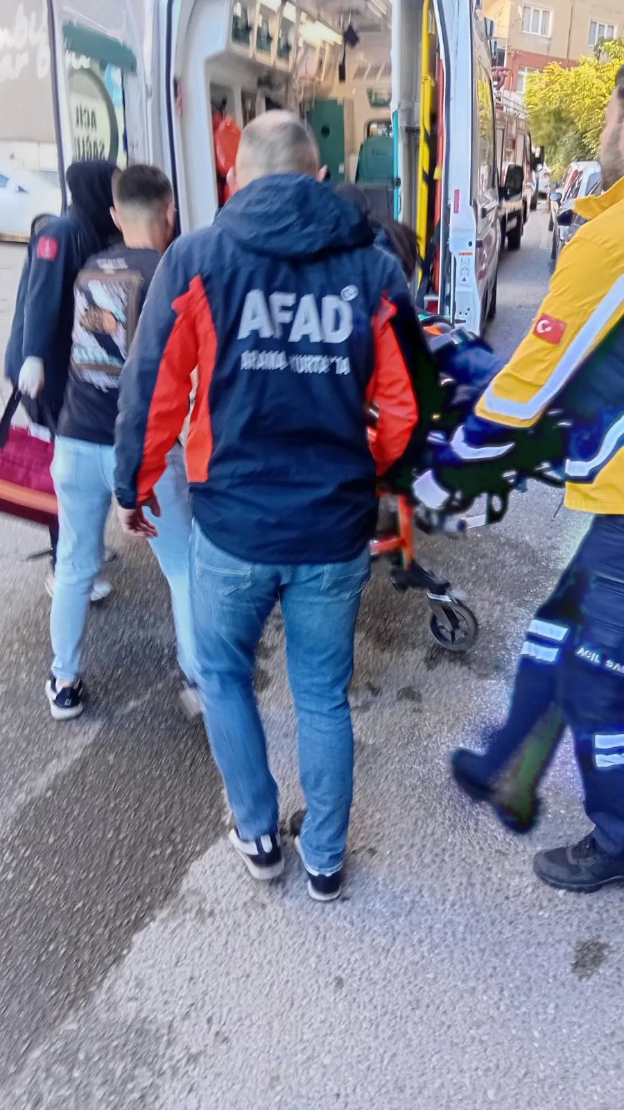 Kadırga Caddesi'nde bir binada üç kat aşağı düşen asansörün içindeki K.K. itfaiye ekiplerince kurtarılarak hastaneye kaldırıldı.
