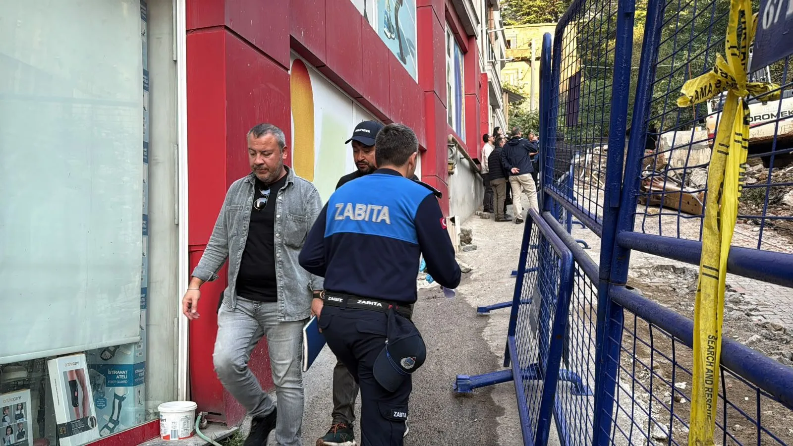 Zonguldak'ta 1 kişinin hayatını kaybettiği bina çökmesinin ardından çevredeki yapılara yönelik incelemeler devam ediyor. Daha önce 7 binanın boşaltıldığı bölgede, 6 katlı ve 28 daireden oluşan Kadırga Apartmanı için de tahliye kararı alındı.