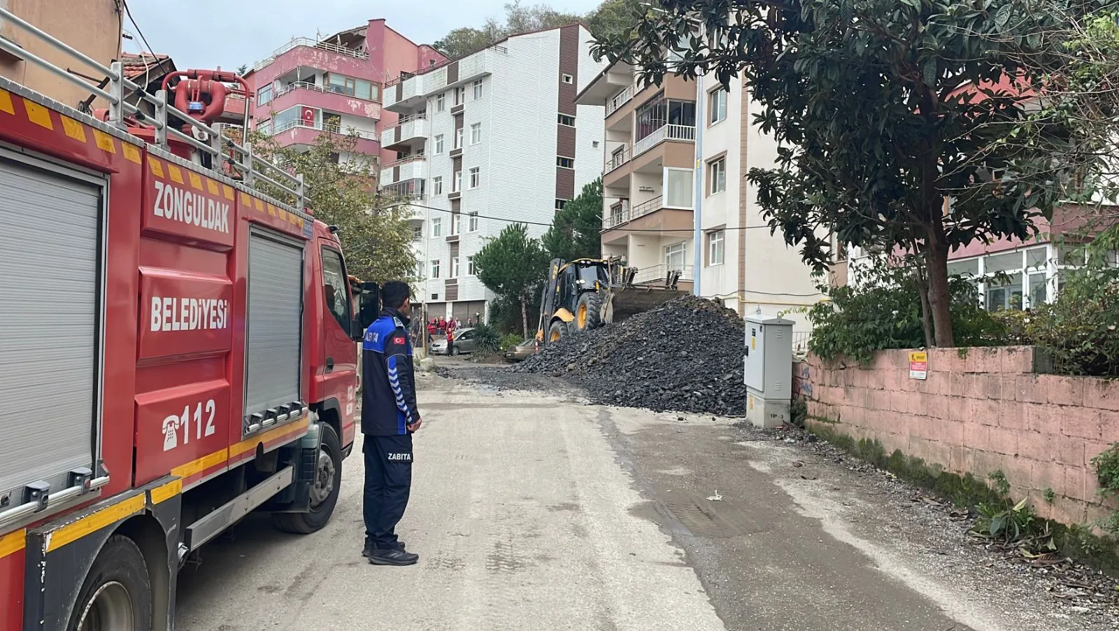 Zonguldak’ta yaklaşık iki aydır boş durumda bulunan 5 katlı binanın kontrollü yıkımına geçildi. Çatlaklar nedeniyle yıkılmasına karar verilen binanın çevresindeki iki yapıda bulunan 14 daire de güvenlik gerekçesiyle tahliye edildi.