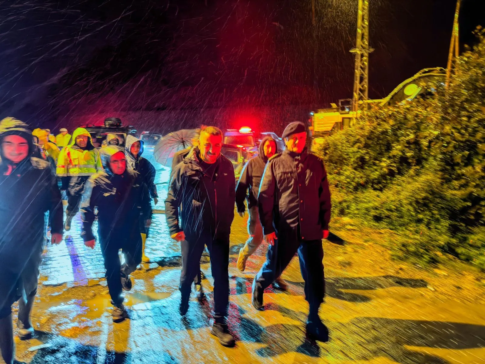 İl genelindeki kuvvetli yağışların ardından etkileri yerinde değerlendiren vali, müdahalelerin gecikmeden yapılması talimatı verdi.